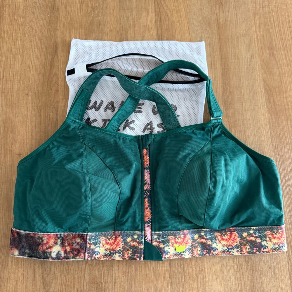 SHEFIT NWOT Ultimate Sports Bra Green Size 5 Luxe High Impact Front Zip Wash Bag